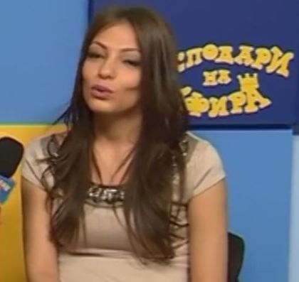 Адреналинката с палавия професор от НСА скоро се пуснала в групов секс?
