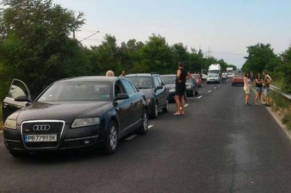 Две жени в болница след катастрофата, затворила Карловско