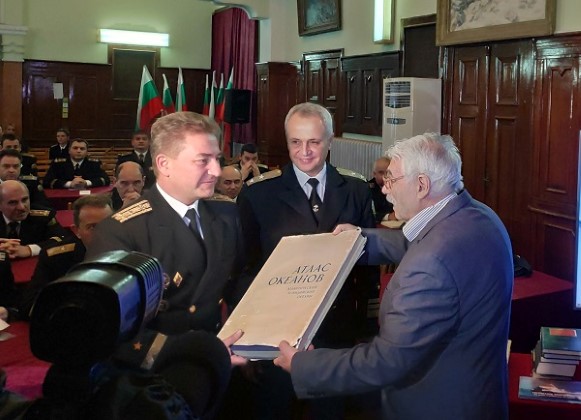Варна: Хидрографската служба и Аварийно-спасителният отряд към ВМС получи ценни руски атласи като дарение