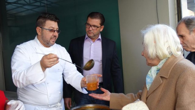 Пепа Деведжиева раздава топъл обяд пред МБАЛ „Медлайн“