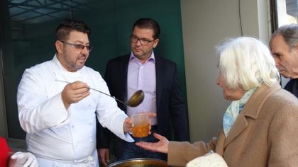 Пепа Деведжиева раздава топъл обяд пред МБАЛ „Медлайн“