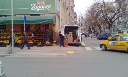 Пешеходци се спъват в зеле и картофи