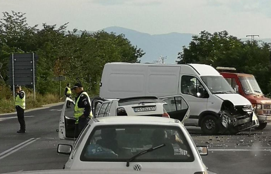 Пияни роми с Голф сътвориха кървав екшън на край Пловдив, двама са в болница (СНИМКА)