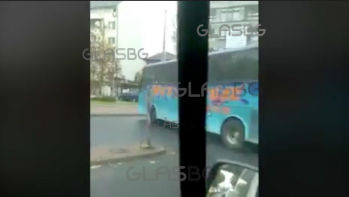 Софийски автобус блокира натоварено кръстовище в Пловдив (ВИДЕО)