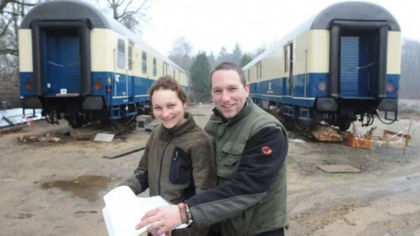 Младо семейство си направи приказен дом от два стари жп вагона (СНИМКИ)