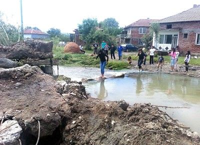 Описват пораженията от потопа в Дъбене! 15 къщи са под вода (Снимки)