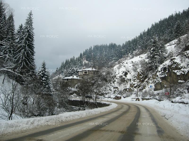 Монтана: Пътят Монтана - Видин е непроходим заради непочистен сняг
