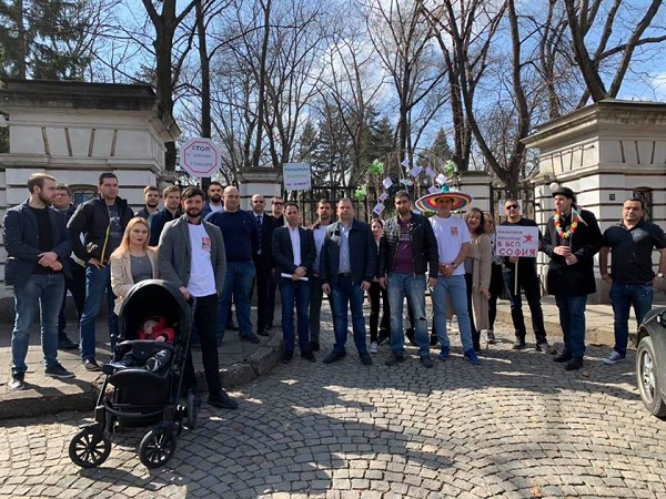 Социалисти от младежката структура на БСП в район „Лозенец“ организираха инициативата „Резиденция „Лозенец“ за всеки!“ пред главния вход на резиденцията