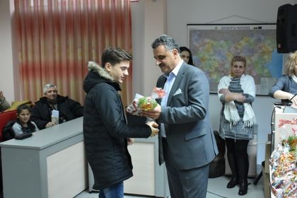 221 деца от община