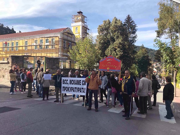 Смолян: Жителите на Чепеларе затвориха напълно главния път Смолян – Пловдив, в знак на протест срещу закриването на Районната прокуратура в града