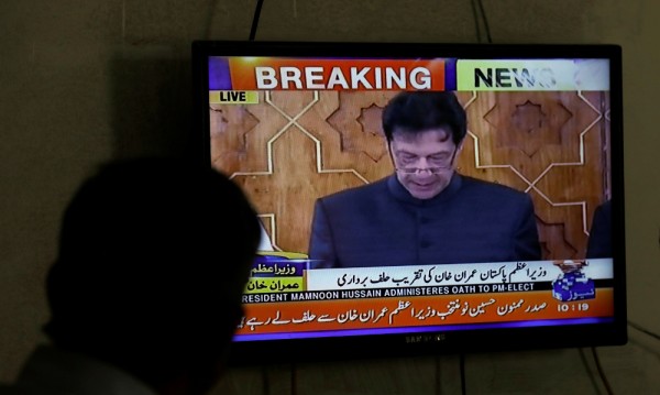 Бившият шампион по крикет Имран Хан стана премиер на Пакистан