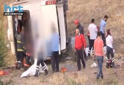 Автобус се преобърна в Турция: Най-малко 4 души загинаха (ВИДЕО)