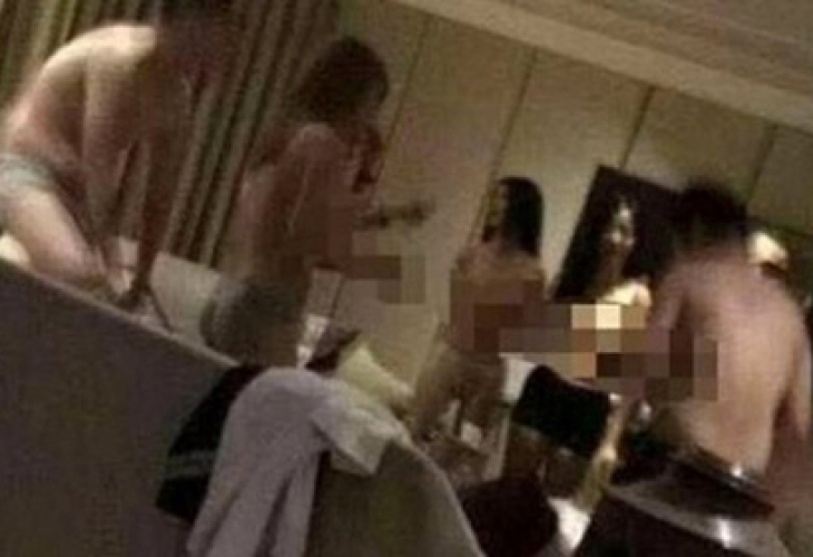 Скандално ВИДЕО 18+ показва как пилоти и стюардеси се награбват голи и си устройват групов секс