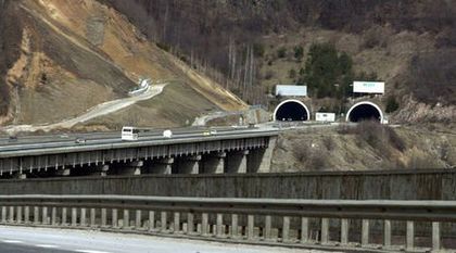 ТИР аварира в тунела