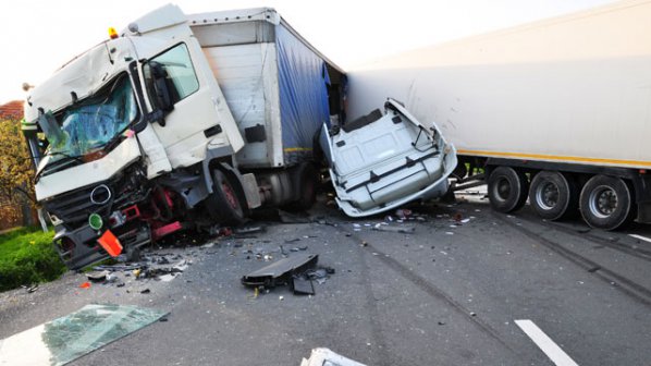 КЪРВАВО МЕЛЕ! Два трупа след жесток челен удар между два камиона край Добрич!