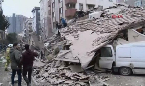 8-етажна сграда в Истанбул рухна, има жертви