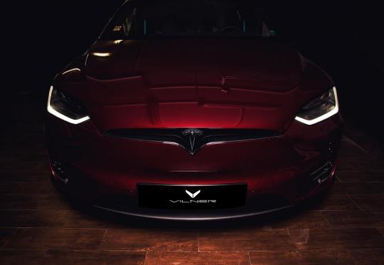 С 200 к.с. повече от Cayenne Turbo S, a зареждането и „догоре“ струва около 20 лв. И с уникален интериор. Tesla Model X от Vilner