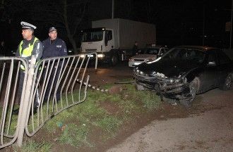 Автомобил се блъсна в оградата на къща