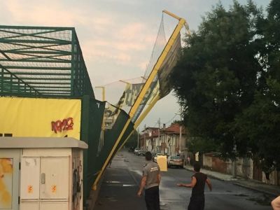 СНИМКИ: Полиция отцепи базата в Коматево! Ограда застрашава да падне