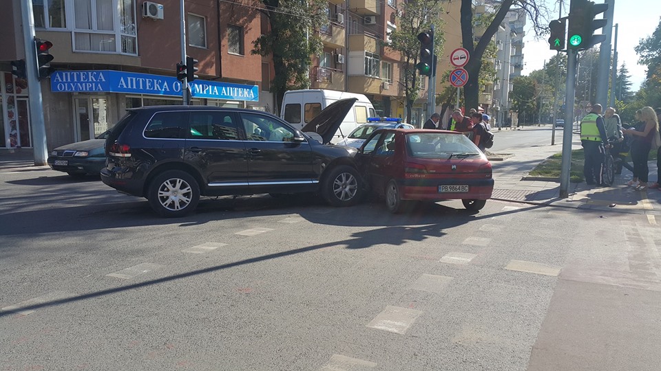 Мелетата в Пловдив нямат край! Джип се вряза в кола в Кючука (СНИМКИ)