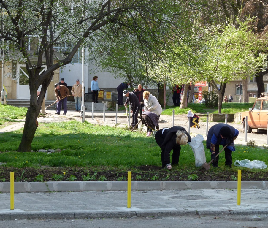 Доброволци чистят Станционната градина