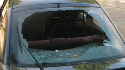 Диващина в Арчар: Банда преби шофьор на пътя и потроши колата му