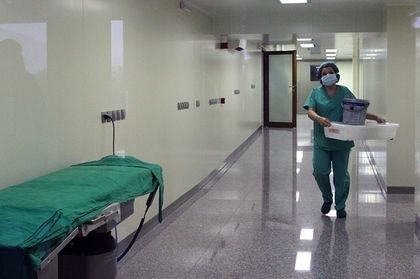 Оцелелият нападател от Устина остава в критично състояние