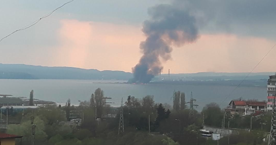 Пожар гори на крайезерния път във Варна