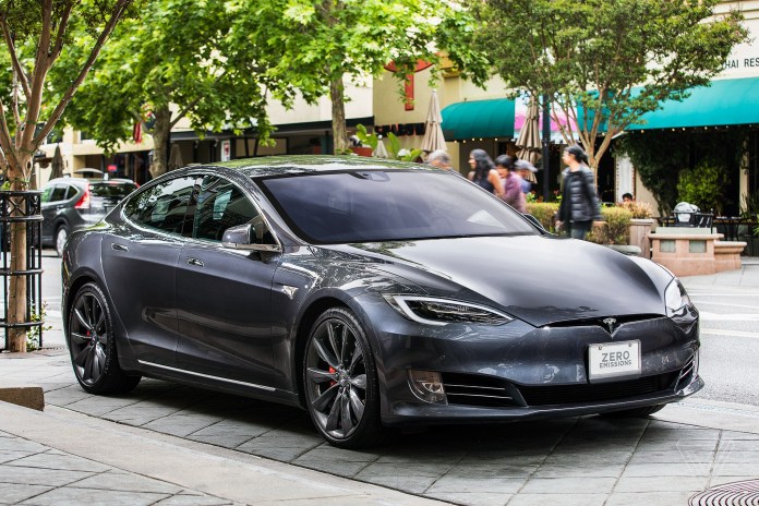 Tesla обновява фърмуера на Model S и X след два случая на самозапалване
