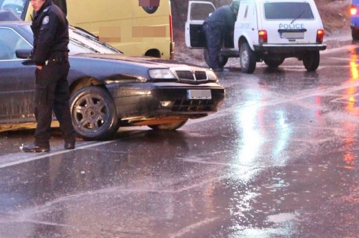 Зверска катастрофа с португалска кола в Кюстендил, спасиха мъж и жена