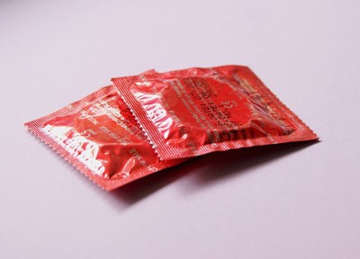 Най-новата мания на тийнейджърите е вдишването на презервативи през носа