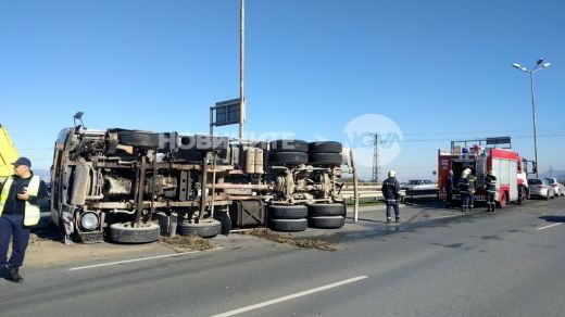 ТИР се обърна край София