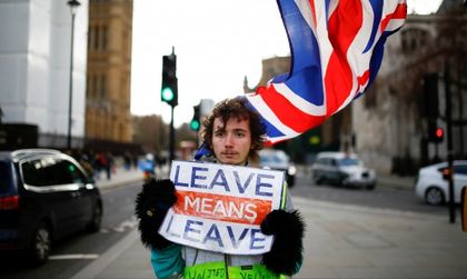Над 40 британски дипломати искат Мей да отложи Brexit