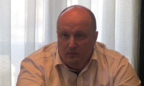 Адвокатът Георги Илчев бяга от журналисти 8 етажа