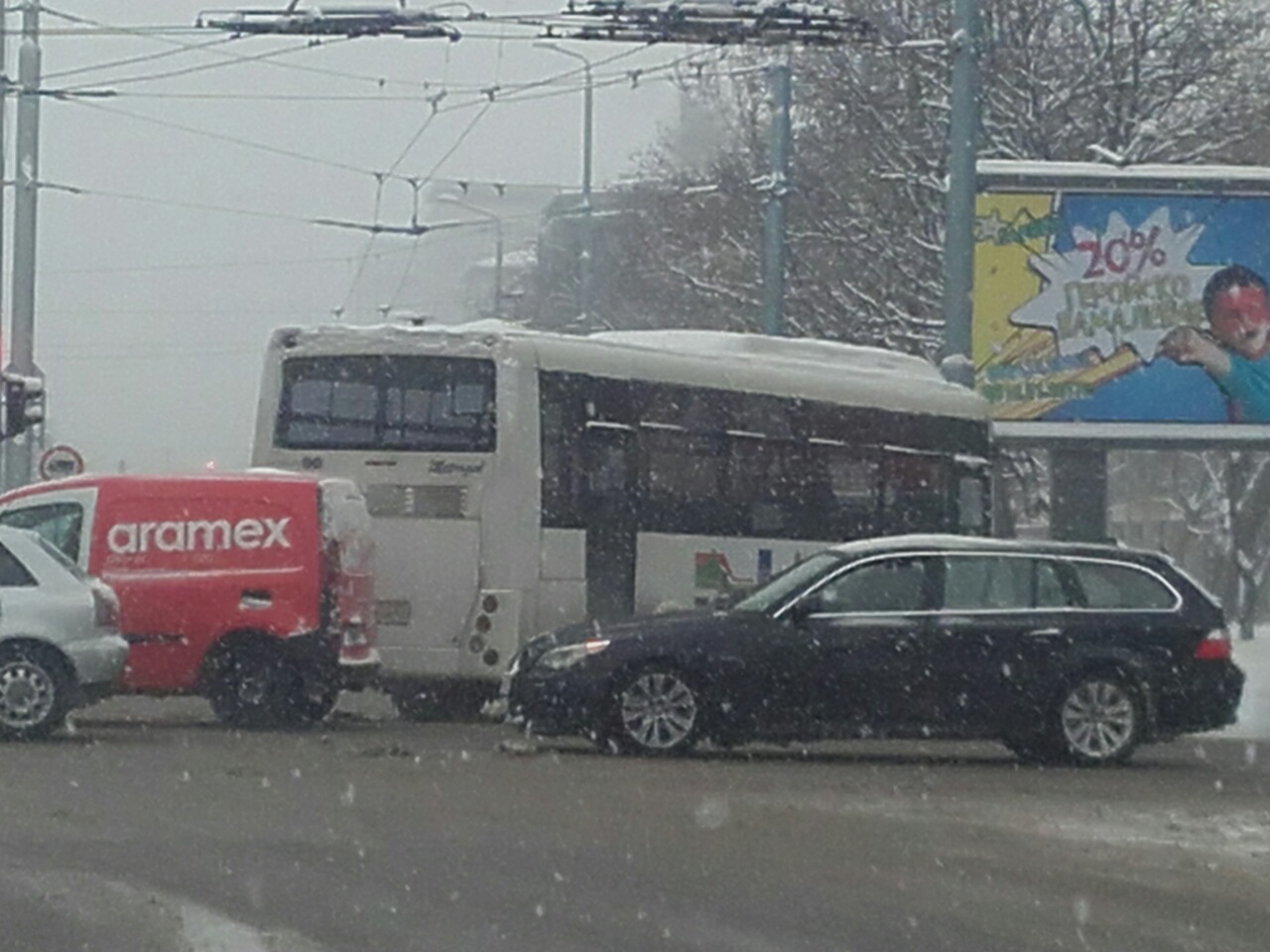 Зверски тапи в Пловдив, снегът не спира да вали
