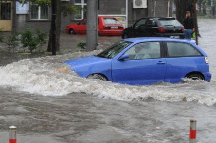 Половин България под вода! Пловдив се размина с бедствието