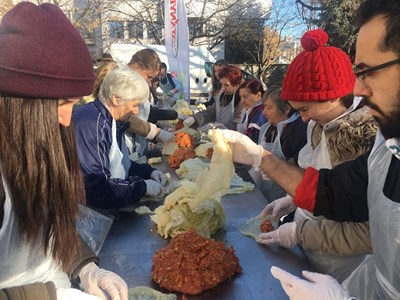 Кулинарна вакханалия със сарми и червено вино в пловдивския старчески дом