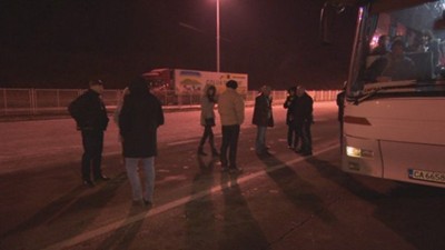 Сърби блокираха 50 буса с наши туристи на Калотина