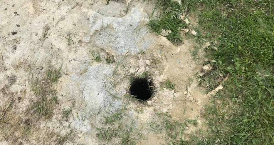 Снимки на читател: Дълбоки дупки зейнаха край Делфинариума. Внимавайте, защото няма предупредителна табела