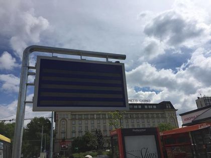 Информационните табла по спирките сляха празниците