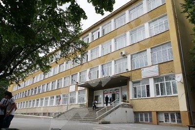 Съдът решава дали да остави в ареста обвинения за блудство в столично училище