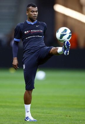 Астън Вила набеляза Ашли Коул