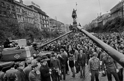 Случайно ли НАТО направи историческата си среща в бившия щаб на Варшавския договор?