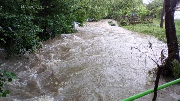 Изцяло е нормализирана обстановката в село Горно Черковище, община Казанлък, под 24-часово наблюдение е река Гюрля