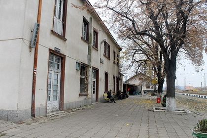 Три крадли опоскаха гарата в Айтос, ама ги хванаха