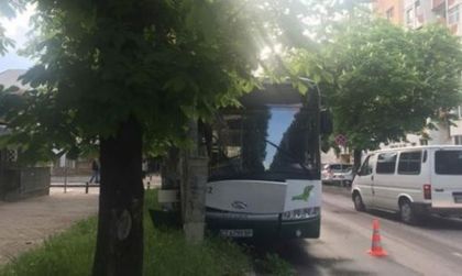 Автобус с пътници се удари в бетонен стълб