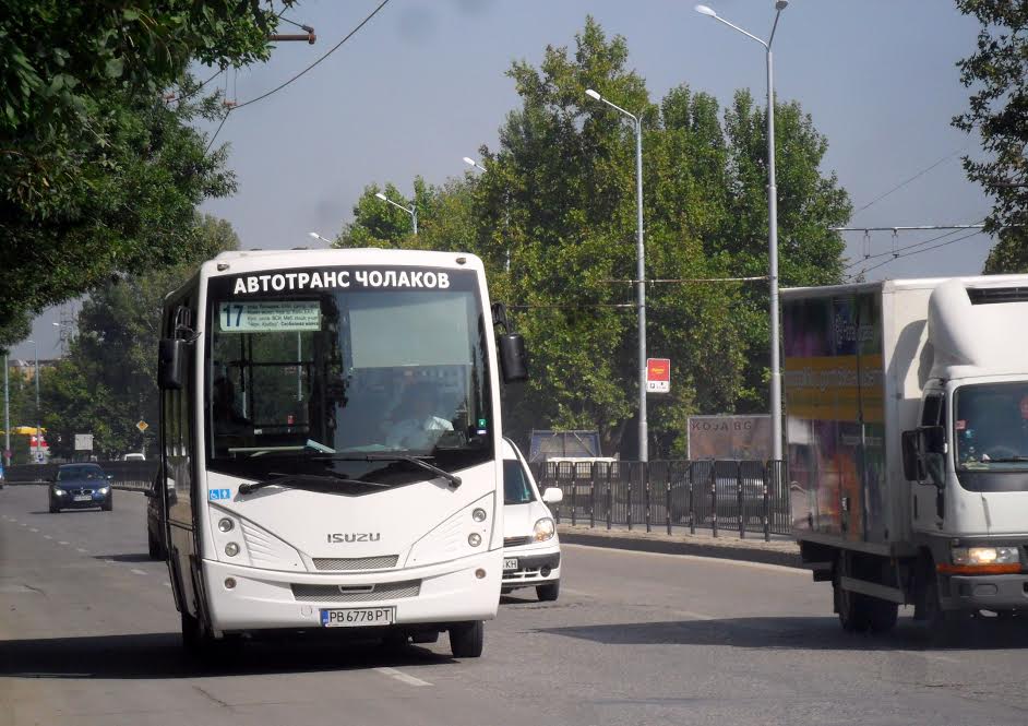 Екшън в градския транспорт в Пловдив! Мъж блъсна възрастен кондуктор, той изхвърча от рейса и си разби главата