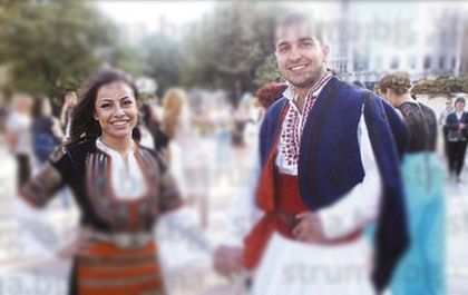 Прекрасната българска традиция продължава: Да отидеш на бал с народна носия