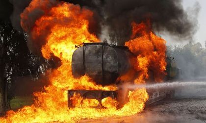Десетки загинаха при удар на автобус и цистерна в Афганистан
