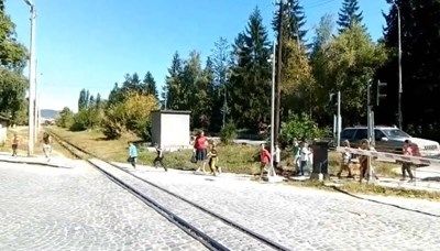 Учителката, превела деца през жп прелез: На някои от тях им се ходеше до тоалетна и бързахме